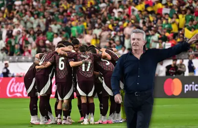 Jugadores de la Selección Mexicana abrazados y Javier Aguirre/ Foto Infobae.