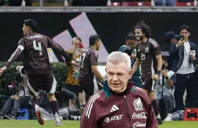 Jugadores de la Selección Mexicana celebrando y Javier Aguirre/Foto Reuters.