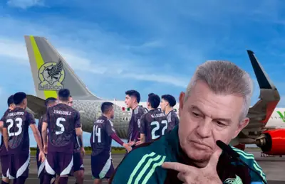 Jugadores de la Selección Mexicana y Javier Aguirre apuntando/Foto Aviacionline.