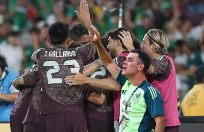 Jugadores de la Selección Mexicana y Rafael Márquez con la mano alzada/Foto Mundo Deportivo.