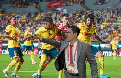 Jugadores de las Águilas y Necaxa, Andrés Vaca a su lado/ Foto Club América.