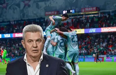 Jugadores de México celebrando y Javier Aguirre serio/ Foto Selección Nacional.