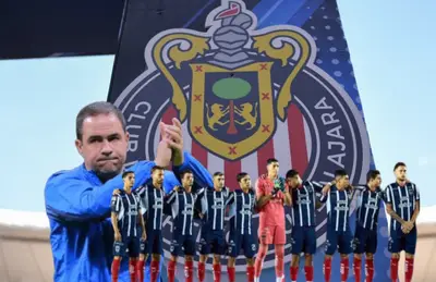 Jugadores de Monterrey, André Jardine aplaudiendo y logo de Chivas detrás/Foto El Universal.