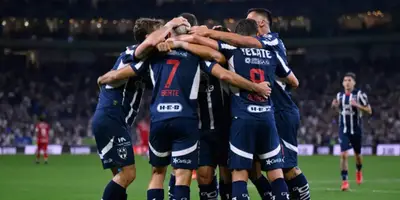 Jugadores de Monterrey celebrando su gol ante Toluca / FOTO TV AZTECA