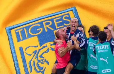 Jugadores de Monterrey celebrando y escudo de Tigres/ Foto Innova Sport.