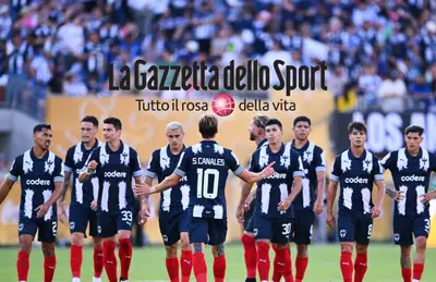 Jugadores de Monterrey y logo de La Gazzetta dello Sport/ Foto San Cadilla El Norte.