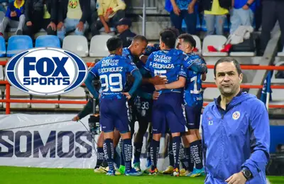 Jugadores de Pachuca celebrando, André Jardine y logo de Fox Sports/ Foto Pachuca.