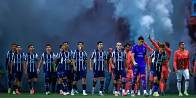 Jugadores de Rayados entrando al campo del Estadio Nemesio Diez / FOTO X