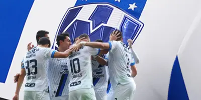 Jugadores de Rayados junto a jerseys del club / FOTO 90 MIN