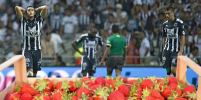 Jugadores de Rayados junto a puesto de fresas / FOTO FREEPIK