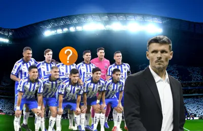 Jugadores de Rayados posando y Fernando Ortiz/ Foto Milenio.