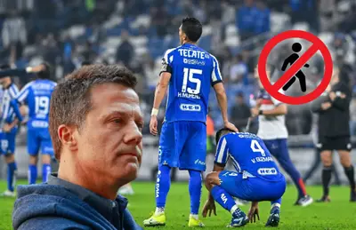 Jugadores de Rayados tristes y José Noriega /Foto Mediotiempo.