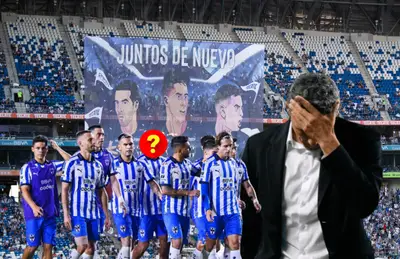 Jugadores de Rayados, uno oculto y Fernando Ortiz cabizbajo/ Foto TUDN.