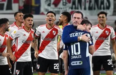 Jugadores de River Plate y Sergio Canales abrazado/Foto La Opinión.