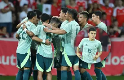 Jugadores de Selección Mexicana y Gilberto Mora/Foto El Heraldo de San Luis Potosí.