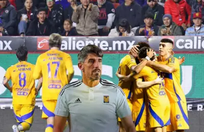 Jugadores de Tigres celebrando y Veljko Paunovic/Foto Récord.