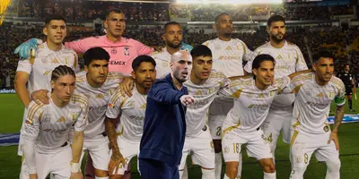 Jugadores de Tigres de fondo. Foto; Tigres