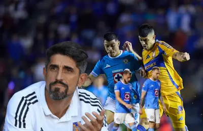 Jugadores de Tigres y Cruz Azul disputando balón y Veljko Paunovic aplaudiendo/ Foto Diario AS.