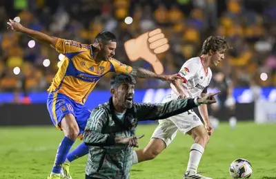 Jugadores de Tigres y Toluca disputando balón, Veljko Paunovic y logo de dedo/Foto Poder Edomex.