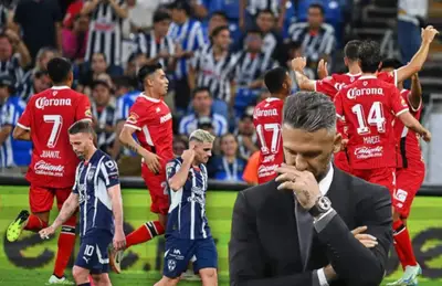 Jugadores de Toluca celebrando y de Rayados cabizbajos, Martín Demichelis a su lado/ Foto Récord.