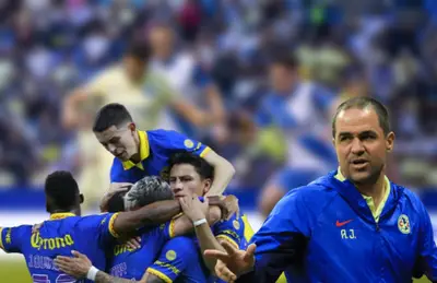 Jugadores del América abrazados y André Jardine a su lado/ Foto Marca.