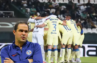 Jugadores del América abrazados y André Jardine/ Foto Mexsport.