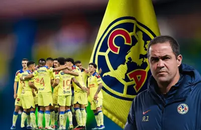 Jugadores del América abrazados y André Jardine/ Foto Récord.