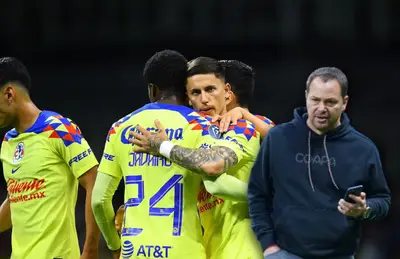 Jugadores del América abrazos y Santiago Baños/Foto AS.