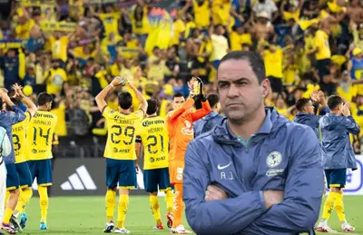 Jugadores del América aplaudiendo y André Jardine de brazos cruzados/ Foto Águilas Monumental.