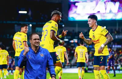 Jugadores del América bailando en modo de festejo y André Jardine con puño arriba/ Foto Mexsport.