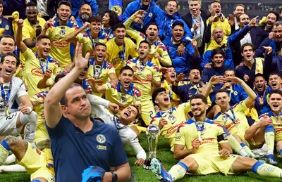 Jugadores del América celebrando y André Jardine diciendo adiós/ Foto Maison Shout.