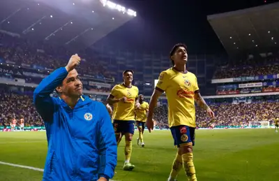 Jugadores del América celebrando y André Jardine levantando dedo/ Foto 'Roberto Haz'.