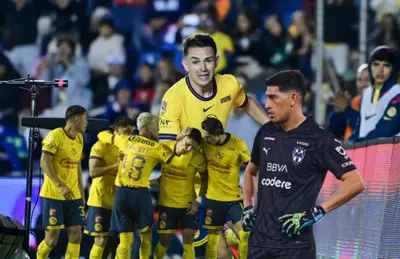 Jugadores del América celebrando y Esteban Andrada con manos en la cintura/ Foto La Afición.