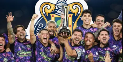 Jugadores del América junto a escudo de Chivas / FOTO X