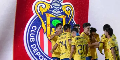 Jugadores del América junto al escudo de Chivas / FOTO TV AZTECA
