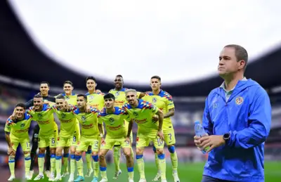 Jugadores del América posando y André Jardine sosteniendo una botella.