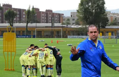 Jugadores del América reunidos y André Jardine a su lado/ Foto Diario ESTO.