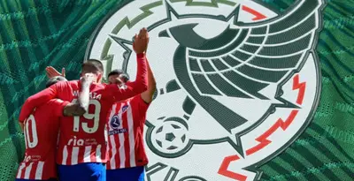 Jugadores del Atlético de Madrid junto al escudo del Tri / FOTO EUROPA PRESS