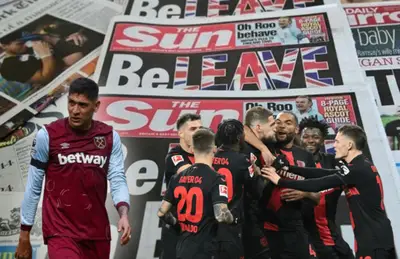 Jugadores del Bayer Leverkusen celebrando y Edson Álvarez a un lado.