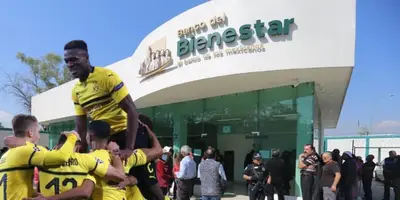 Jugadores del Borussia Dortmund junto a un banco / FOTO Getty Images