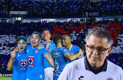 Jugadores del equipo celeste y Juan Carlos Osorio/Foto Cruz Azul.