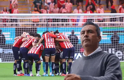 Jugadores del Guadalajara abrazados y Arturo Ortega/Foto Chivas.