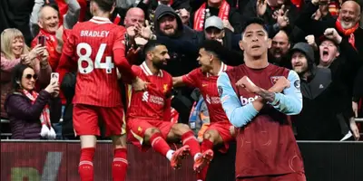 Jugadores del Liverpool celebrando, foto de Fútbolred, con Edson al frente