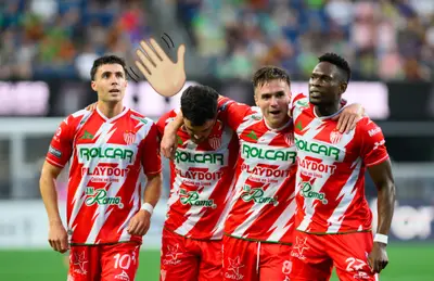 Jugadores del Necaxa y emoji de mano/Foto Deportesmn.net
