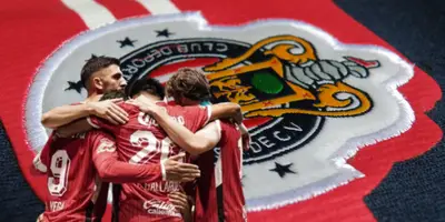 Jugadores del Toluca junto al escudo de Chivas / FOTO X