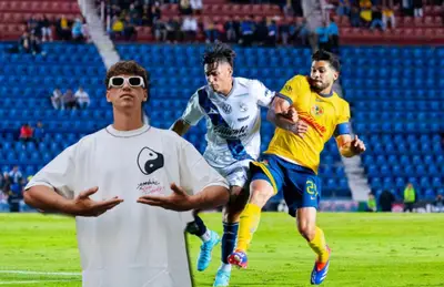 Jugadores disputando balón e Igor Lichnovsky mostrando playera/ Foto Claro Sports.