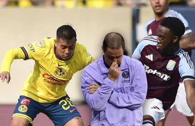 Jugadores disputando balón y André Jardine cabizbajo/ Foto Marca.