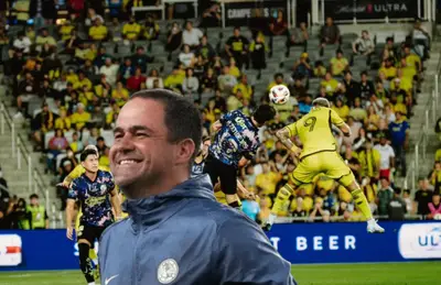 Jugadores disputando balón y André Jardine riendo/Foto Sopitas.com