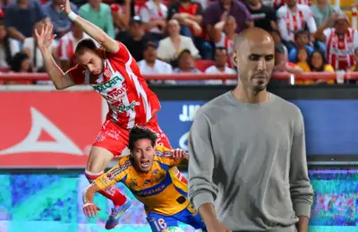 Jugadores disputando balón y Guido Pizarro/ Foto Imago7.