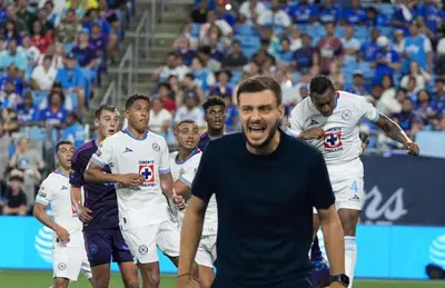 Jugadores disputando balón y Martín Anselmi gritando/ Foto Clayton News Daily.